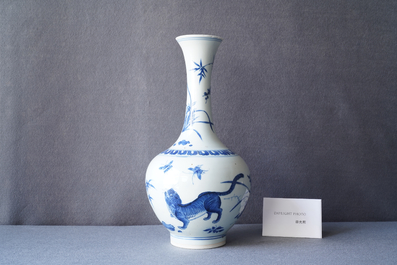 Un vase de forme bouteille en porcelaine de Chine en bleu et blanc &agrave; d&eacute;cor d'un tigre et deux papillons, &eacute;poque Transition