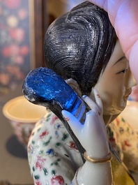 Une figure d'une musicienne en porcelaine de Chine famille rose, marque Fu Jian Hui Guan, R&eacute;publique