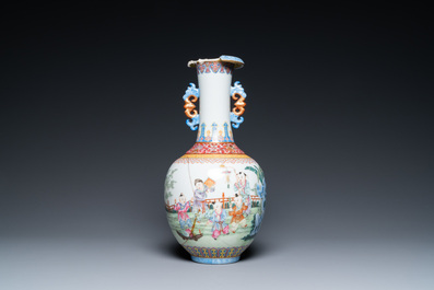 Un vase en porcelaine de Chine famille rose &agrave; d&eacute;cor de gar&ccedil;ons jouants, marque de Jiaqing, R&eacute;publique