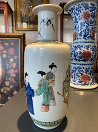 Een Chinese famille verte rouleau vaas met verhalend decor, Kangxi
