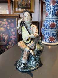 Une figure d'une musicienne en porcelaine de Chine famille rose, marque Fu Jian Hui Guan, R&eacute;publique