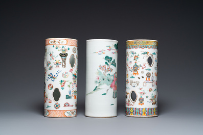 Trois porte-chapeaux en porcelaine de Chine famille rose, 19&egrave;me