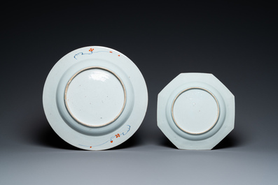 Une paire de kendis en porcelaine de Chine famille  n plat en porcelaine de Chine de style Imari et un plat octagonal en famille rose, Kangxi/Qianlong