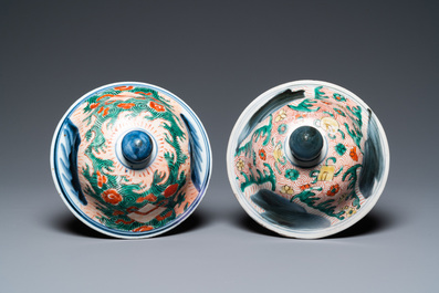 Une paire de vases couverts en porcelaine de Chine wucai, &eacute;poque Transition