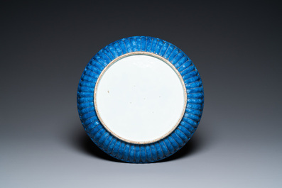 Un plat godronn&eacute; en porcelaine de Chine en bleu et blanc, 19&egrave;me