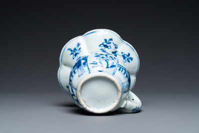 Een Chinese blauw-witte kwispedoor, Kangxi