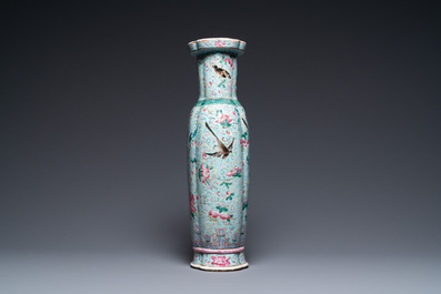 Un vase en porcelaine de Chine famille rose &agrave; fond turquoise, 19&egrave;me