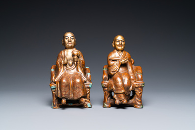 Een paar Chinese deels vergulde zittende figuren, Zeng Long Sheng Zao merk, 20e eeuw