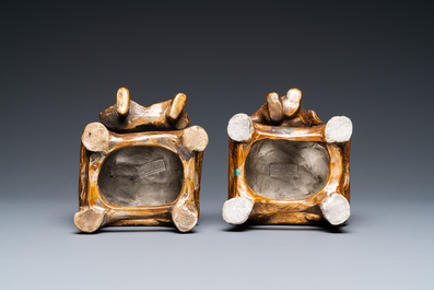 Une paire de figures en porcelaine de Chine partiellement dor&eacute;, marque de Zeng Long Sheng Zao, 20&egrave;me