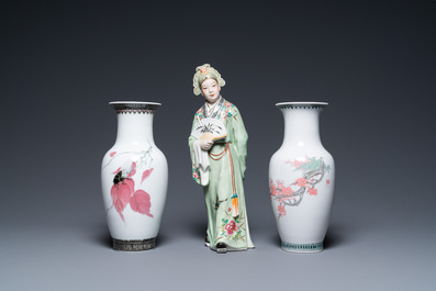 Une figure et deux vases en porcelaine de Chine famille rose, 20&egrave;me