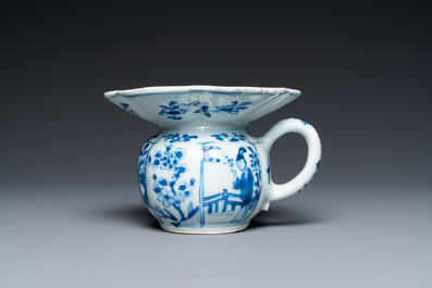 Een Chinese blauw-witte kwispedoor, Kangxi