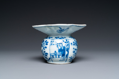 Un crachoir en porcelaine de Chine en bleu et blanc, Kangxi