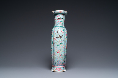 Un vase en porcelaine de Chine famille rose &agrave; fond turquoise, 19&egrave;me