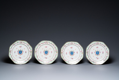 Un plat &agrave; d&eacute;cor de grues et quatre assiettes armori&eacute;es en porcelaine de Chine famille rose, Qianlong