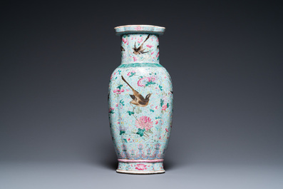 Un vase en porcelaine de Chine famille rose &agrave; fond turquoise, 19&egrave;me