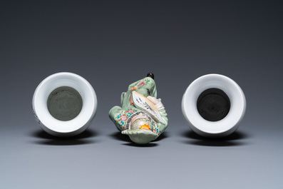 Une figure et deux vases en porcelaine de Chine famille rose, 20&egrave;me