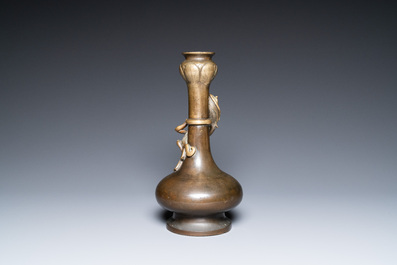 Een Chinese bronzen 'hu' vaas met knoflookhals, Qianlong merk en periode