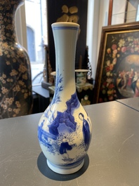 Een Chinese blauw-witte flesvormige vaas met een dame en haar dienaar in een landschap, Transitie periode