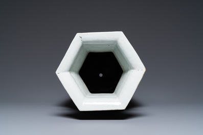 Un vase de forme hexagonale en porcelaine de Chine famille rose &agrave; d&eacute;cor d'antiquit&eacute;s, 19&egrave;me