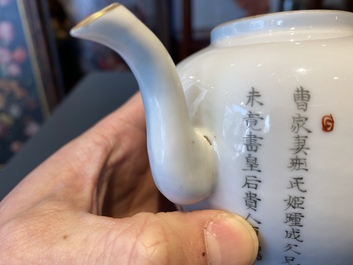 Une th&eacute;i&egrave;re couverte en porcelaine de Chine famille rose &agrave; d&eacute;cor Wu Shuang Pu, 19/20&egrave;me