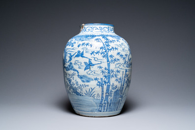 Un grand vase en porcelaine de Chine en bleu et blanc &agrave; d&eacute;cor des 'Trois amis de l'hiver', Ming