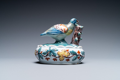 Un beurrier couvert en fa&iuml;ence polychrome de Delft figurant un oiseau, 18&egrave;me