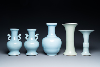 Cinq vases en porcelaine de Chine en clair de lune et c&eacute;ladon monochrome, Chine, 19&egrave;me