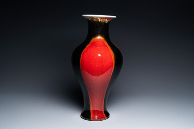 Un vase de forme balustre en porcelaine de Chine &agrave; &eacute;mail flamb&eacute;, 19/20&egrave;me