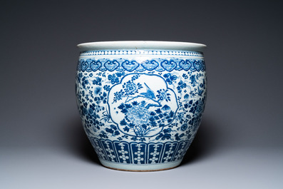 Un grand aquarium en porcelaine de Chine en bleu et blanc &agrave; d&eacute;cor d'un aigle et de pies, 19&egrave;me