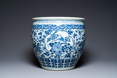 A large Chinese blue and white fish bowl with an eagle and magpies, 19th C.