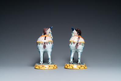 Een paar polychrome Delftse paarden, 18e eeuw