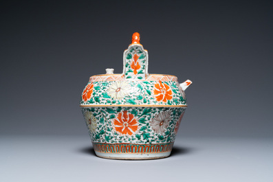 Un pot &agrave; chaux couvert en porcelaine de Chine famille verte &agrave; d&eacute;cor floral pour le Vietnam, Kangxi