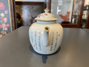 Une th&eacute;i&egrave;re couverte en porcelaine de Chine famille rose &agrave; d&eacute;cor Wu Shuang Pu, 19/20&egrave;me