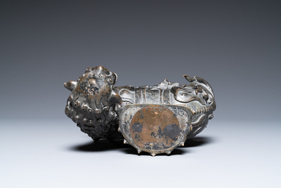 L'animal mythique 'Kaiming Shou' portant un base de lotus en bronze, Chine, Ming