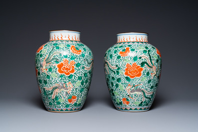 Une paire de vases en porcelaine de Chine famille verte &agrave; d&eacute;cor de ph&eacute;nix, 19&egrave;me