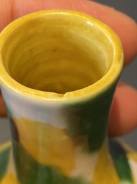 Un vase de forme double gourde en porcelaine de Chine &agrave; &eacute;mail sancai, Kangxi