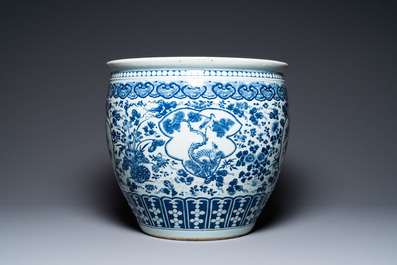 A large Chinese blue and white fish bowl with an eagle and magpies, 19th C.