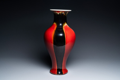 Un vase de forme balustre en porcelaine de Chine &agrave; &eacute;mail flamb&eacute;, 19/20&egrave;me