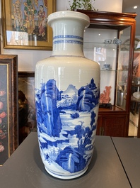 Un vase de forme rouleau en porcelaine de Chine en bleu et blanc &agrave; d&eacute;cor de personnages dans un paysage montagneux, Kangxi