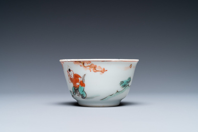 Une tasse et soucoupe en porcelaine de Chine famille verte, Kangxi