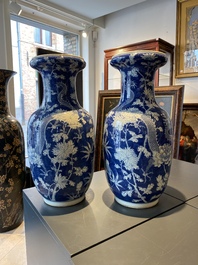 Een paar Chinese blauw-witte vazen met draken en pioenen, 19e eeuw
