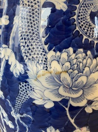 Een paar Chinese blauw-witte vazen met draken en pioenen, 19e eeuw
