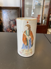 Un pot &agrave; pinceaux en porcelaine de Chine famille rose, marque de Yongzheng, 19&egrave;me