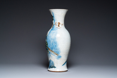 Un vase en porcelaine de Chine dite 'de Nankin' &agrave; d&eacute;cor polychrome, marque de Chenghua, 19&egrave;me