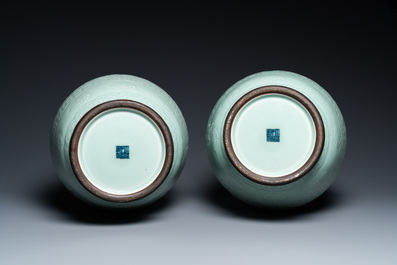 Een paar Chinese monochrome celadon vazen met onderglazuur decor op houten sokkels, Qianlong merk, 18/19e eeuw