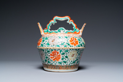 A Chinese famille verte lime pot and cover with floral design for the Vietnamese market, Kangxi