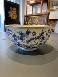 Un bol en porcelaine de Chine en bleu et blanc &agrave; d&eacute;cor des '100 gar&ccedil;ons', &eacute;poque Transition