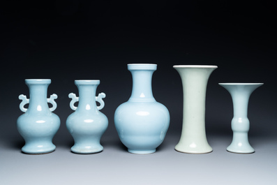 Cinq vases en porcelaine de Chine en clair de lune et c&eacute;ladon monochrome, Chine, 19&egrave;me