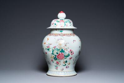 Un grand vase couvert en porcelaine de Chine famille rose, 19&egrave;me