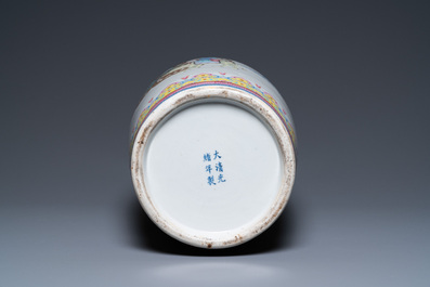 Een Chinese famille rose vaas, Guangxu merk en periode